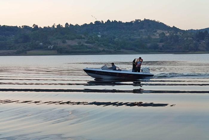 Hombre muere ahogado en la presa de Ziráhuato; Bomberos Zitácuaro y buzos del SUEM recuperan el cuerpo