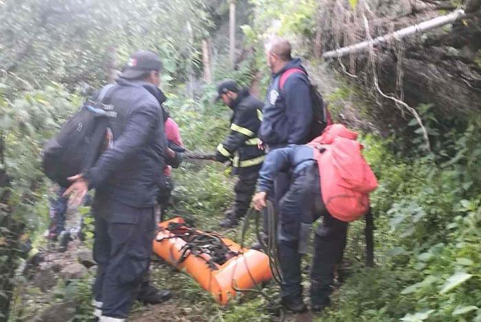 Hombre muere al caer de un puente a un barranco en Zitácuaro; rescatistas hallan y recuperan el cadáver