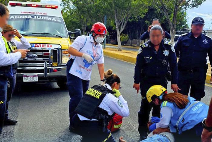 Hombre se arroja de puente peatonal y queda malherido, en calzada La Huerta