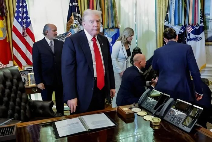 Hombre se desmaya en conferencia de Trump en La Casa Blanca