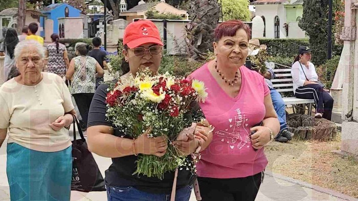 Honran morelianos a sus madres en Panteón Municipal