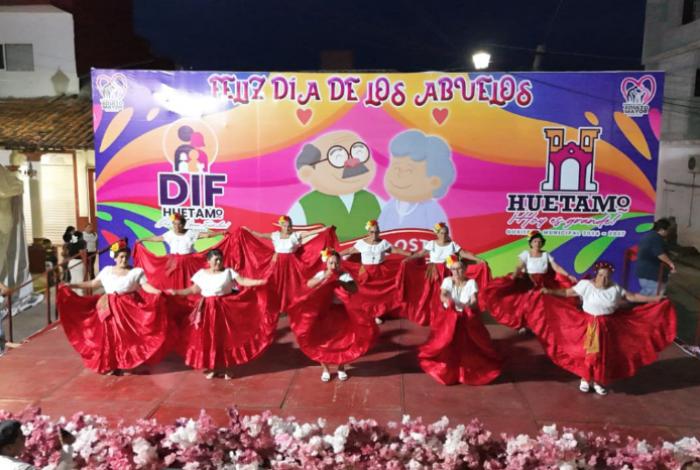 Huetamo celebra a sus adultos mayores
