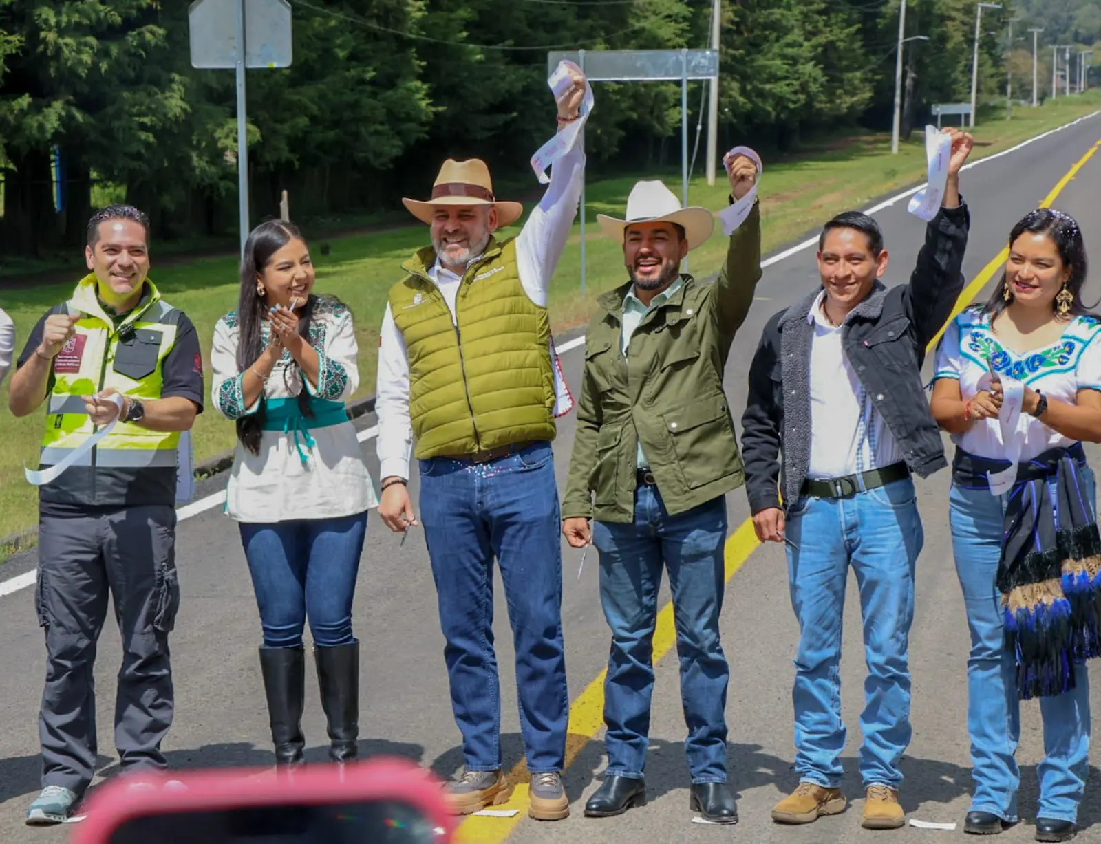 Humberto Jiménez agradece apoyo del Gobierno Estatal en inauguración de tramos carreteros con el gobernador Alfredo Ramírez Bedolla