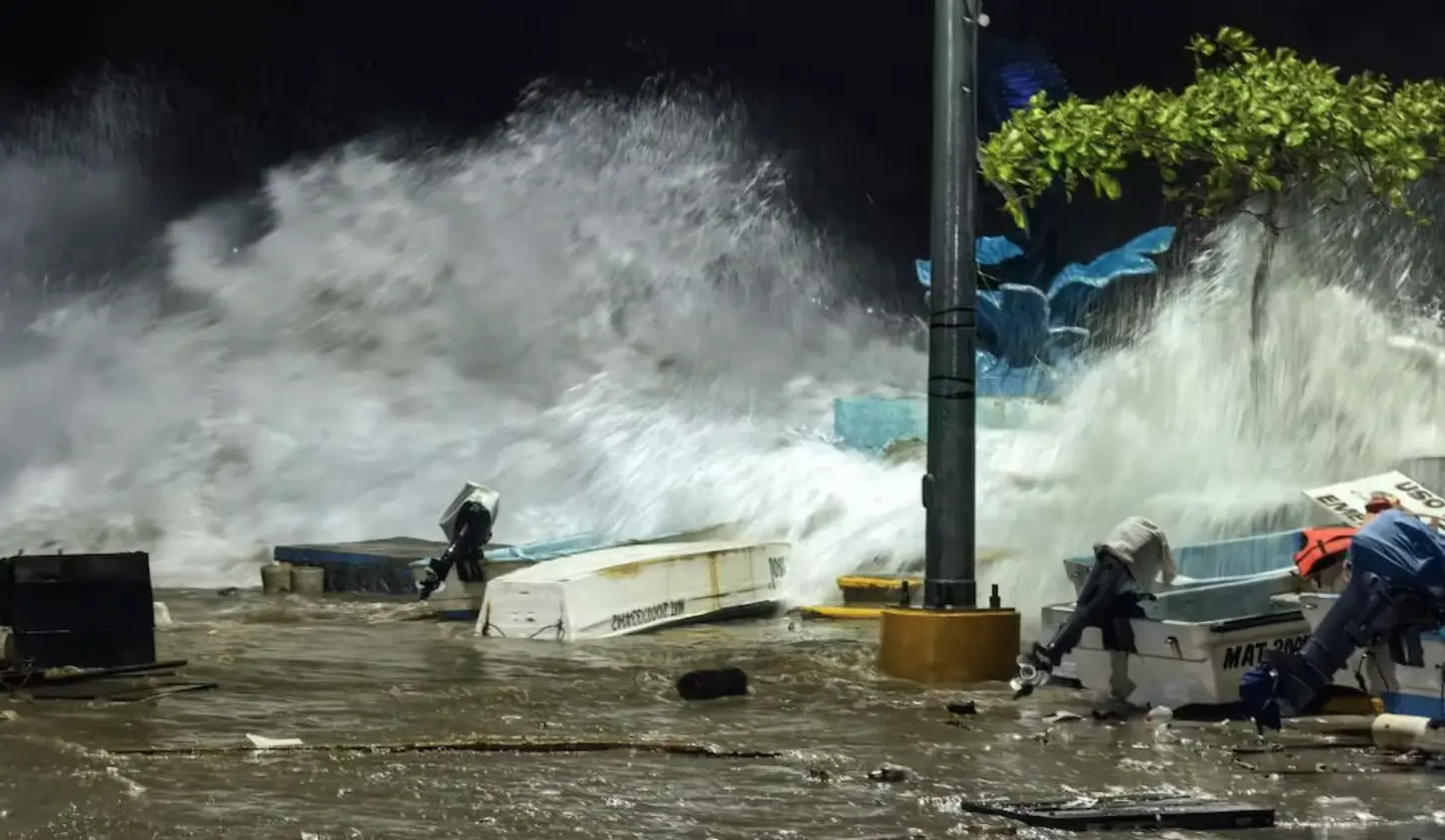 Huracán Erick impactó Oaxaca como categoría 3; reportan desborde de mar