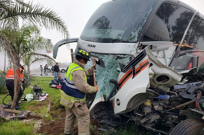 Identifican a 10 lesionados en choque entre tráiler y autobús en Pátzcuaro