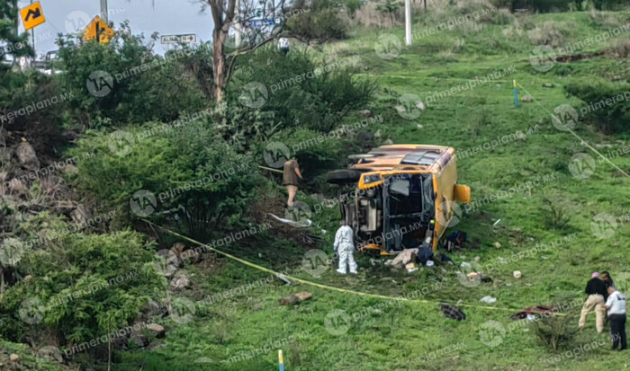 Identifican a fallecidos tras volcadura de camión rumbo a Ciudad Salud; hay más lesionados