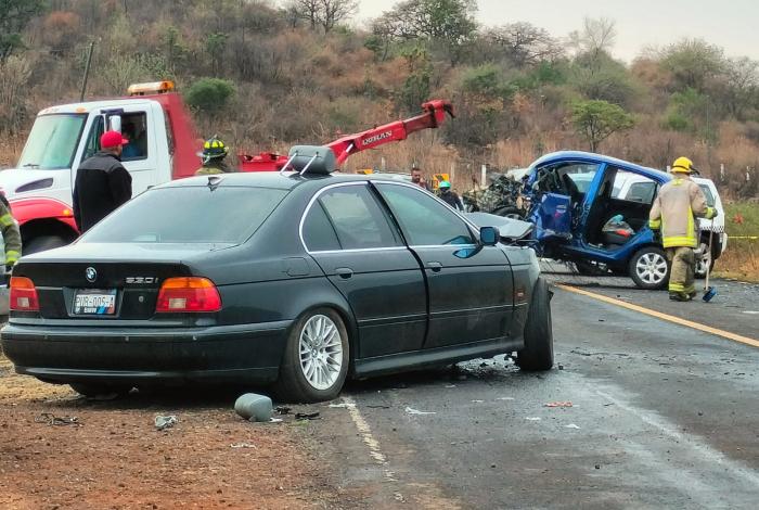 Identifican a la madre e hijo que murieron tras choque entre 2 autos sobre la Morelia-Quiroga