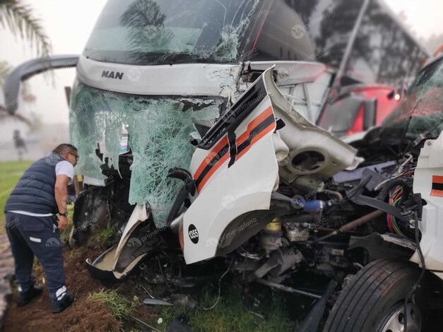 Identifican a lesionados en choque entre tráiler y autobús en Pátzcuaro