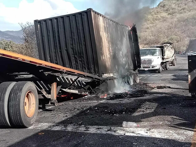 Identifican al chófer de pipa qué murió calcinado en el choque e incendio de tractocamiones, en la autopista Siglo XXI