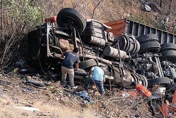 Identifican al trailero fallecido tras caer con su tractocamión a un barranco en la Siglo XXI; tenía 30 años