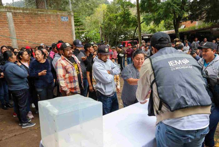 IEM realiza consulta en San Miguel del Monte para definir el método de votación de la consulta por el autogobierno