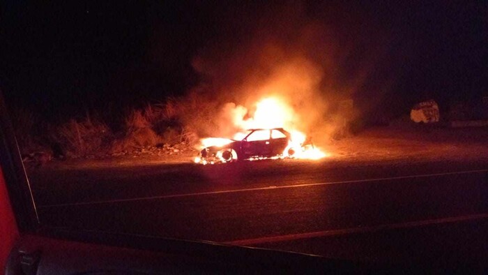 #Imágenes | Auto compacto arde en llamas en la autopista Siglo XXI