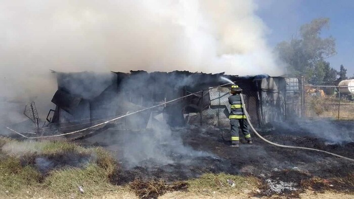 #Imágenes | Incendio de pastizal perjudica almacén y maquinaria pesada al norte de Morelia