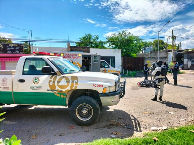 #Imágenes | Motociclista se debate entre la vida y la muerte tras ser atacado a balazos, en Apatzingán