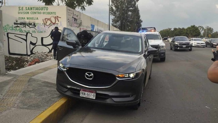 #Imágenes | Policías recuperan auto robado tras persecución en Morelia; hay 3 detenidos