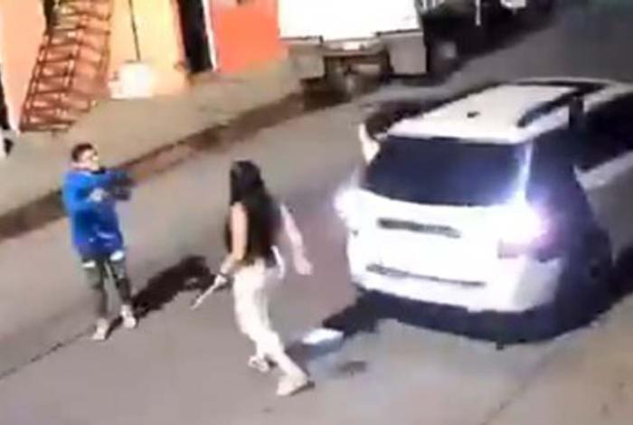 IMÁGENES FUERTES | Mujer es asesinada con un rifle de asalto por su expareja, en Guadalajara