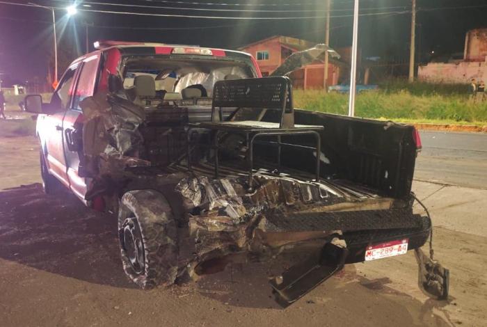Impacta camioneta una patrulla, provocando que las oficiales salieran proyectadas