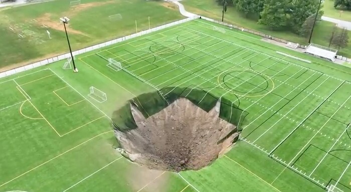 Impactante video que muestra el momento de un socavón en cancha de futbol de Illinois