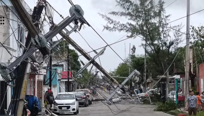 Impacto y Restablecimiento del Servicio Eléctrico tras Huracán Beryl en Quintana Roo