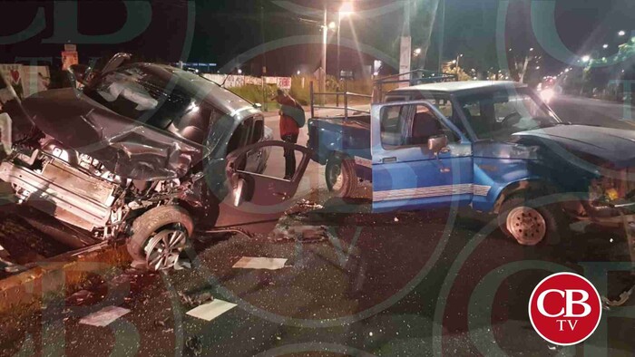 Imprudente choca una camioneta y un semáforo en Morelia