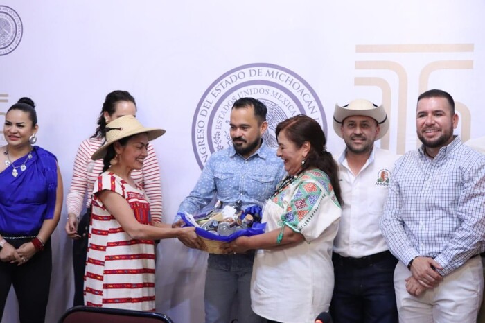 Impulsa Hugo Rangel iniciativa para mejorar producción mezcalera en Michoacán y haya mejores condiciones para el sector 