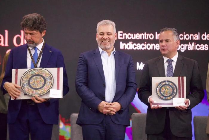 Inaugura Bedolla Bienal oriGIn; dan Indicación Geográfica a 5 productos michoacanos