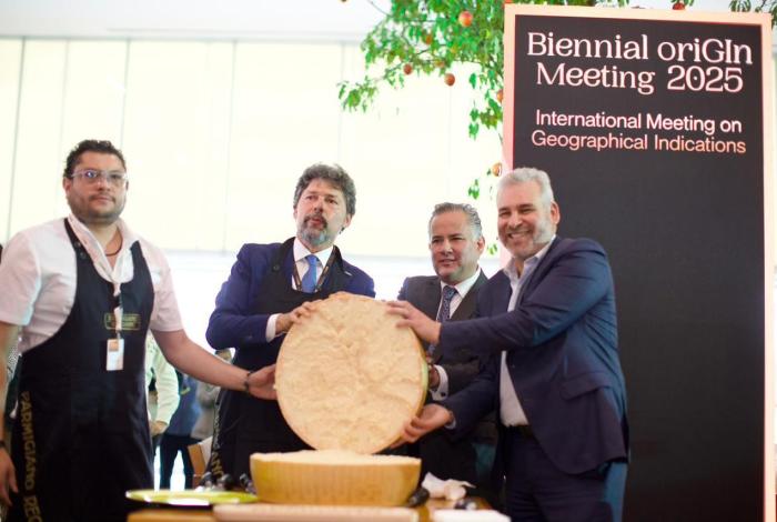Inaugura Bedolla Bienal oriGIn; dan Indicación Geográfica a 5 productos michoacanos