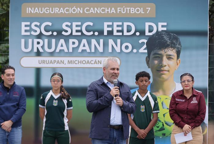 Inaugura Bedolla cinco canchas de fútbol 7 en secundarias de Uruapan