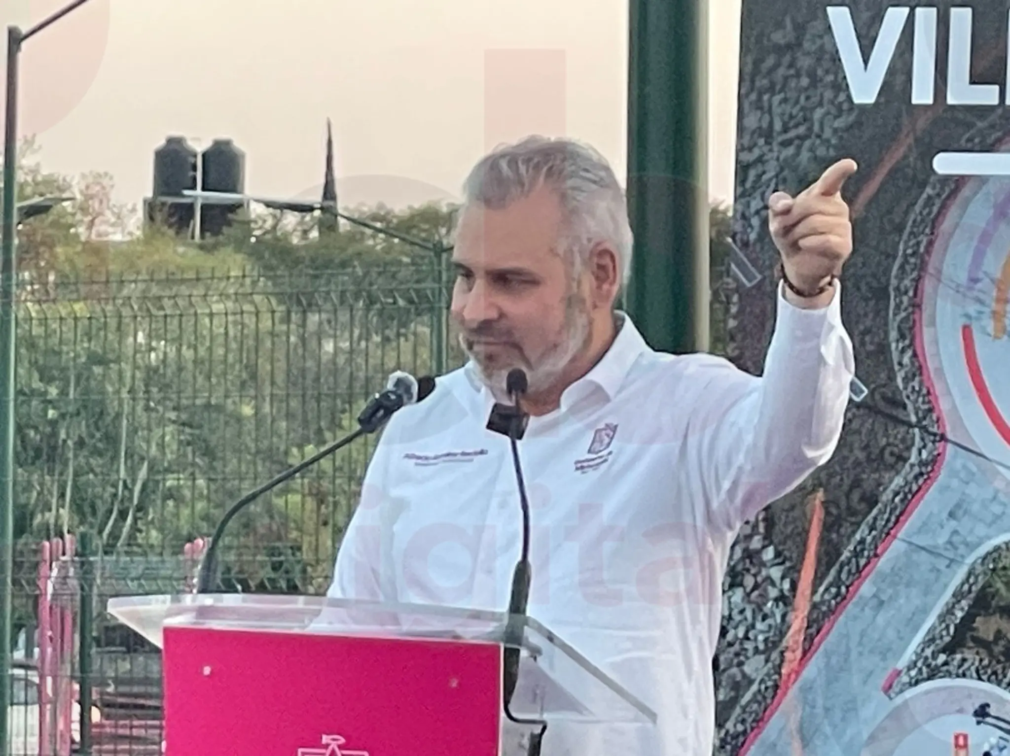 Inaugura Bedolla macro glorieta de Villas del Pedregal