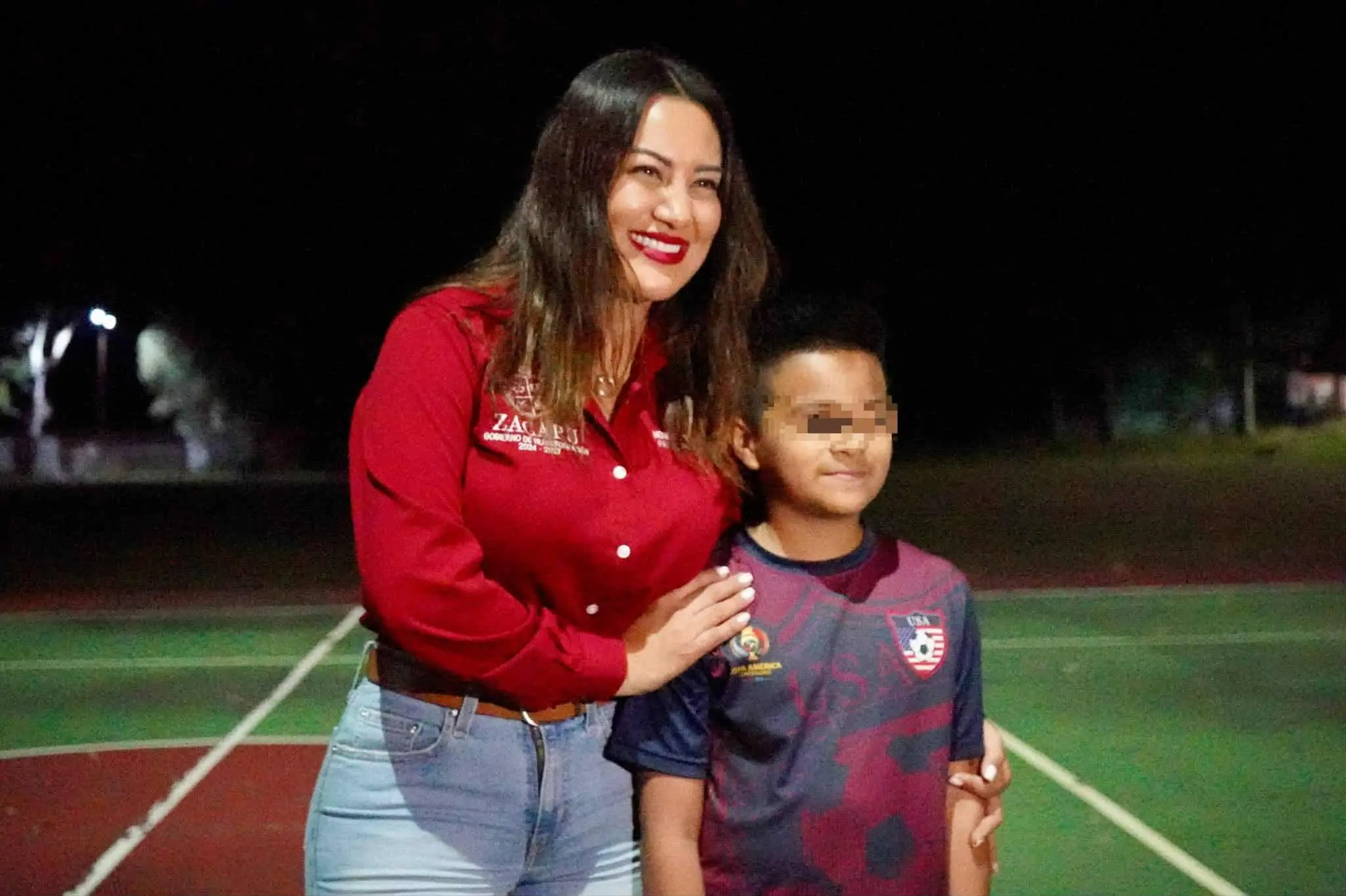 Inaugura Mónica Valdez alumbrado en cancha deportiva de La Escondida