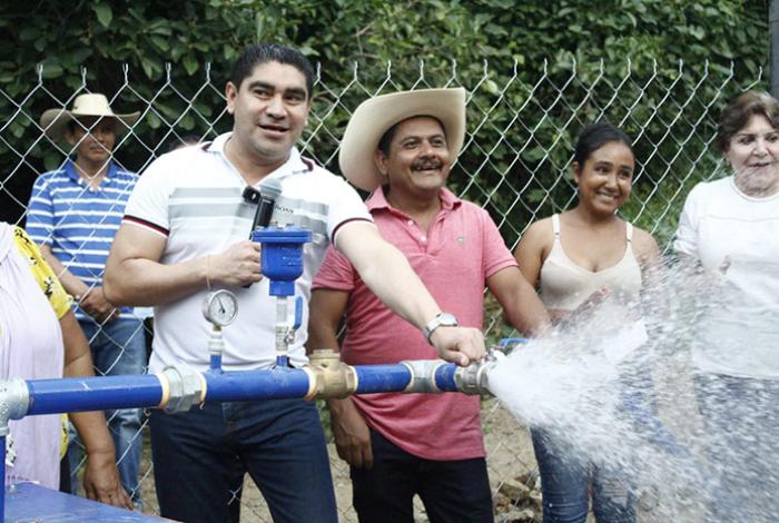 Inaugura Pablo Varona Estrada pozo en El Capire, en Huetamo