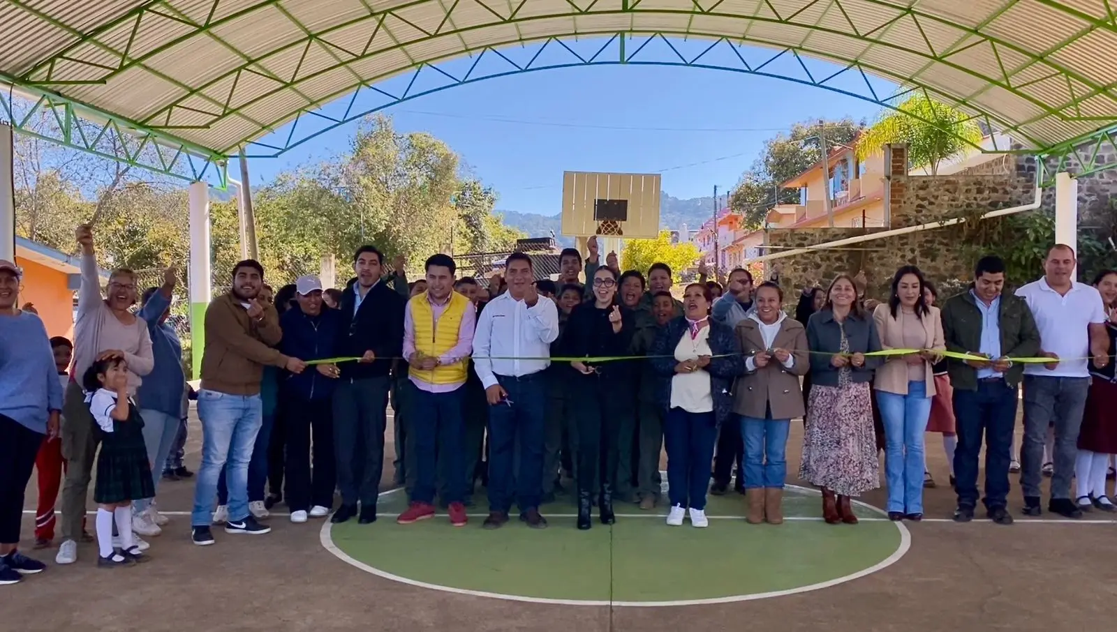 INAUGURA YOHANA MENDOZA TECHUMBRE EN TELESECUNDARIA DE LAS PUENTES; CRECE LA INFRAESTRUCTURA EDUCATIVA EN ARIO