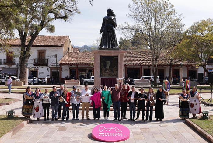 Inauguran Bedolla y Josefina Rodríguez remodelación de la Plaza Gertrudis Bocanegra, en Pátzcuaro