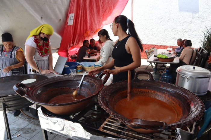 Inauguran la Feria del Mole en Santa María con platillos con diferentes sazones, que van desde lo picoso hasta lo dulce.