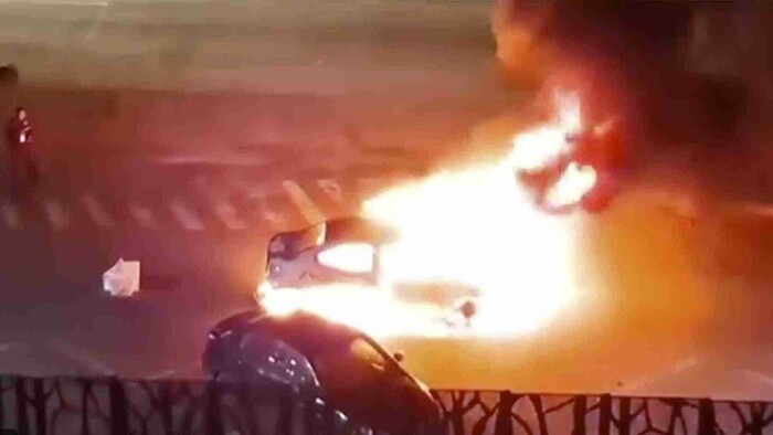 Incendian auto con restos humanos frente al C5 en Puebla