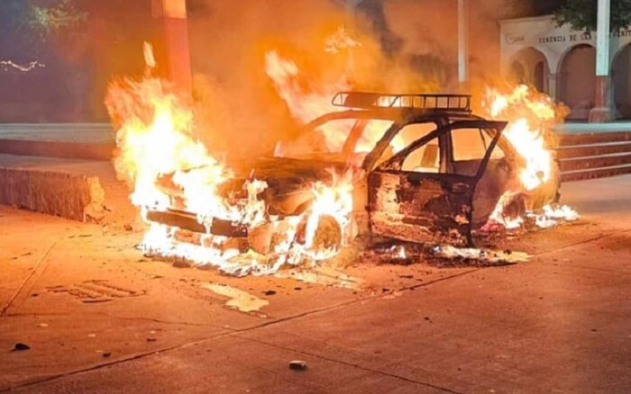 Incendian taxi y dejan narcomensaje en Cuitzeo