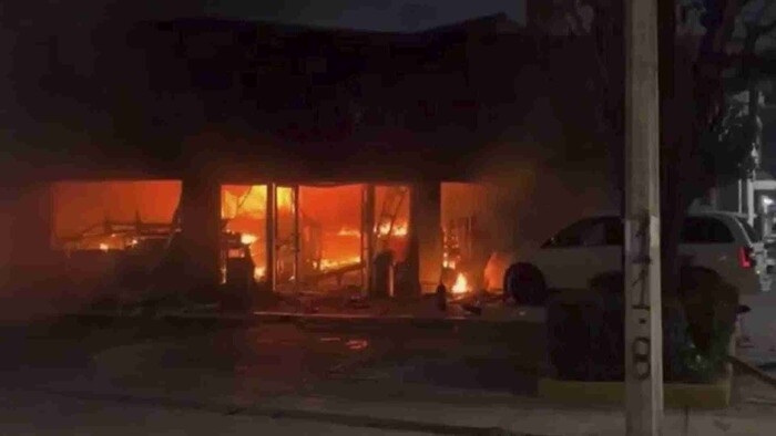 Incendian tiendas y autos en Tabasco