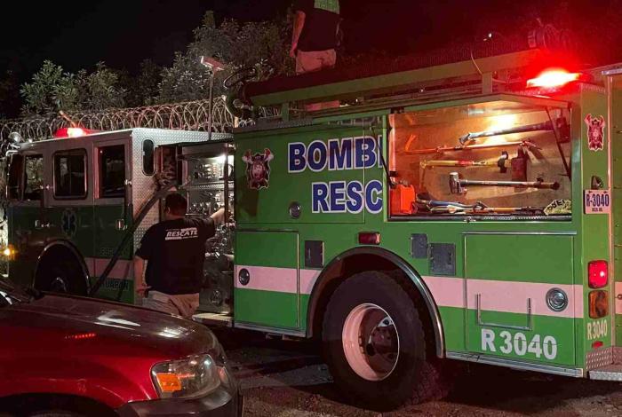 Incendio consume auto compacto en La Basilia