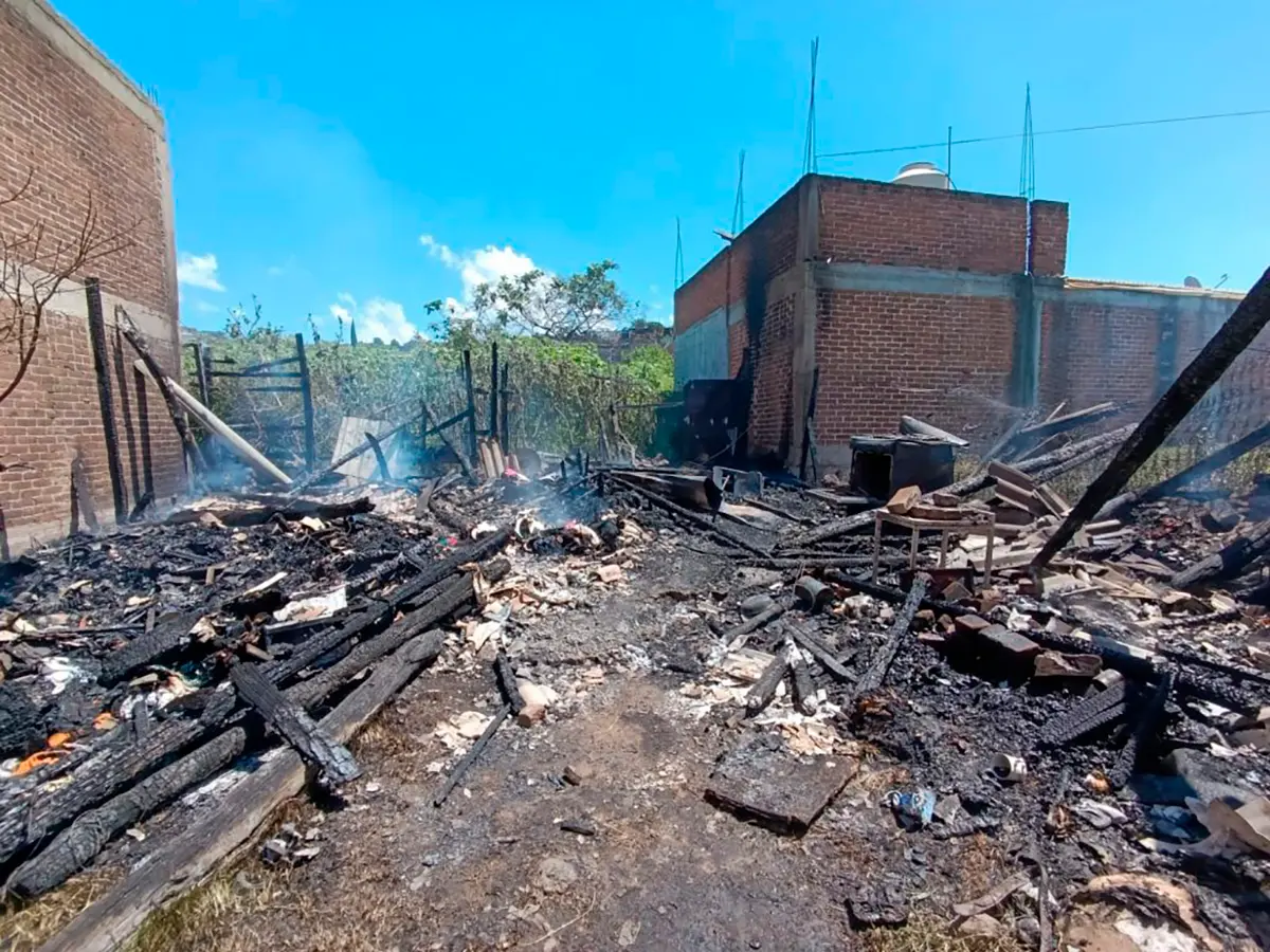Incendio consume casa de madera en Ciudad Hidalgo