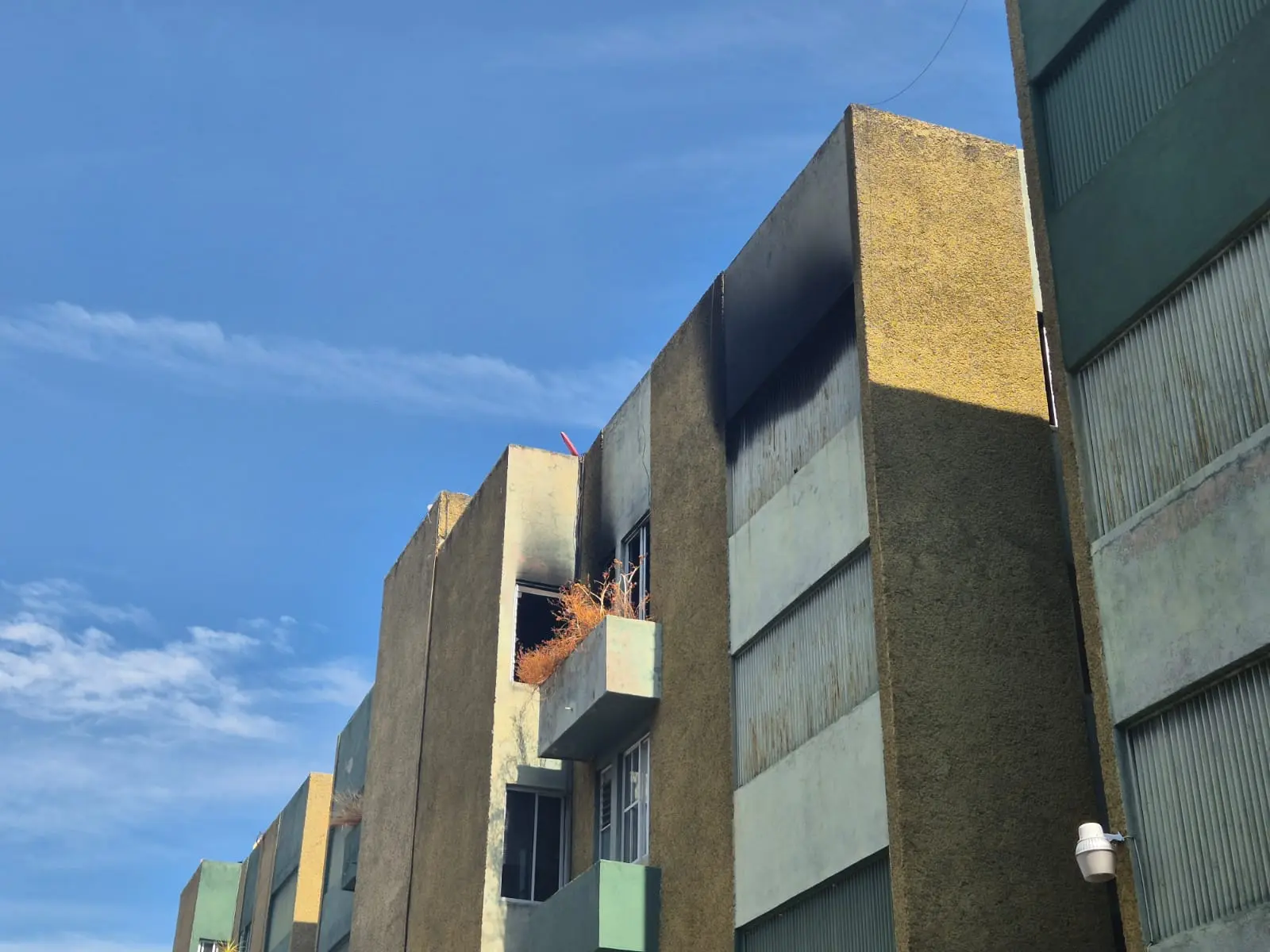Incendio consume departamento en unidad habitacional; no se reportan personas lesionadas