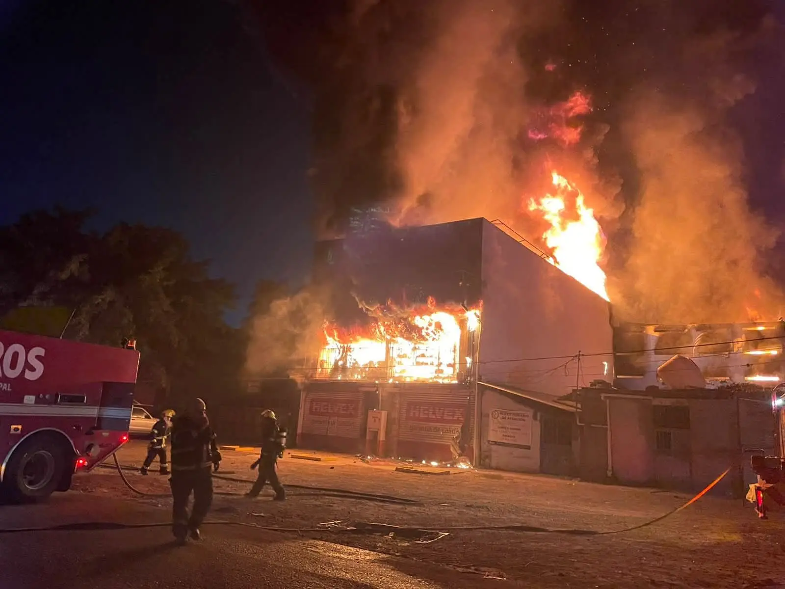 Incendio consume ferretería en Lázaro Cárdenas