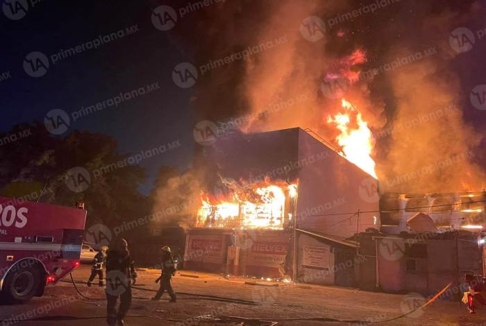 Incendio consume ferretería de tres pisos en LC
