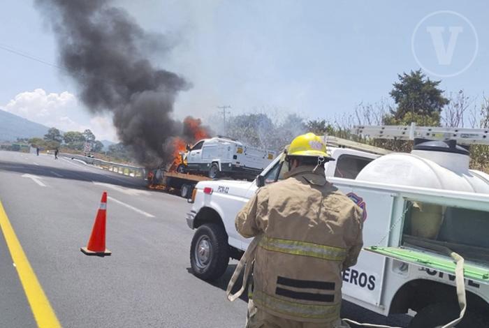 Incendio consume grúa y camioneta que remolcaba en la autopista Siglo XXI