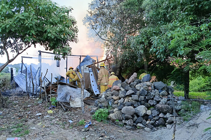 Incendio consume humilde vivienda en Apatzingán; se cree fue provocado