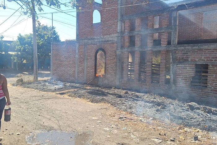 Incendio consume inmueble en obra negra en Apatzingán