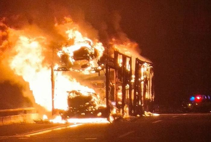 Incendio consume nodriza con vehículos nuevos en la Autopista de Occidente