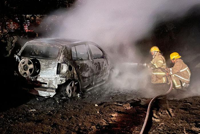 Incendio consume un auto compacto en la colonia La Basilia, en Uruapan