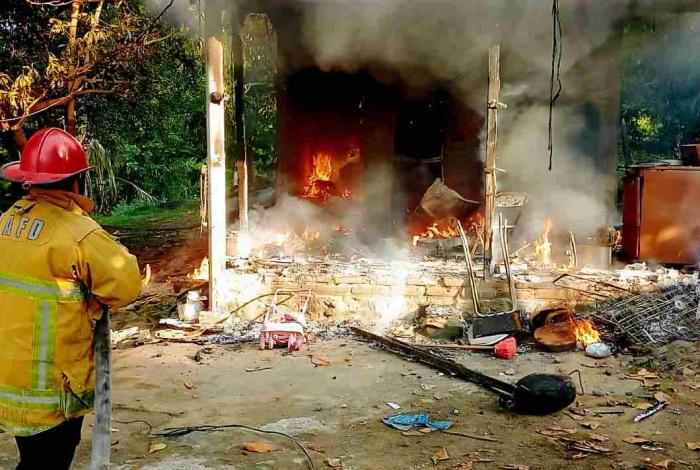 Incendio consume vivienda en Apatzingán; no se reportan heridos