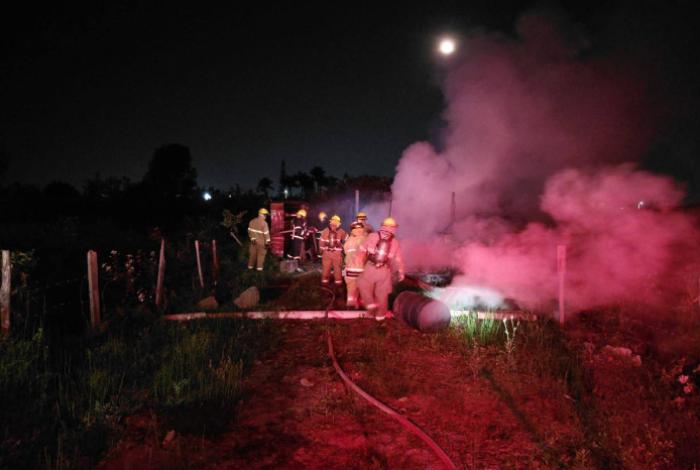 Incendio consume vivienda construida con madera y láminas de cartón en Uruapan