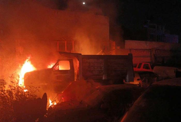 Incendio de camión perjudica otros cuatro vehículos en taller de la colonia Industrial de Morelia